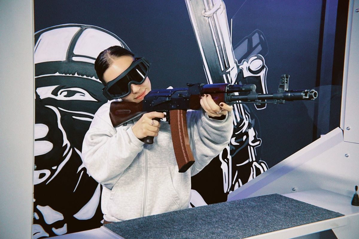 Гостья целится в тире